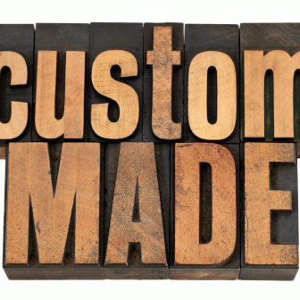 Tapet personalizat, cuvântul custom made scris cu litere de lemn