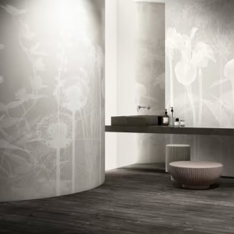 Pentru baie Blanche, Variant 1 - Design minimalist cu flori delicate în nuanțe de gri deschis.