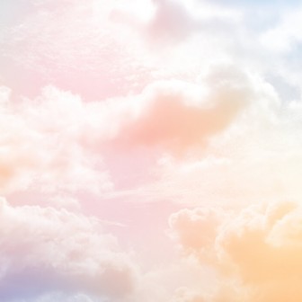 Imaginea de fundal Clouds in the Sky, prezintă nori albi pufoși pe un fundal colorat pastelat, care se transformă de la roz la galben, în timp ce lumina soarelui se reflectă ușor prin ei.