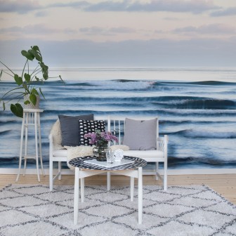 Tapet cu un apus de soare deasupra mării, cu valuri blânde.