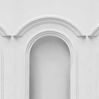 Tapet Forest Vaults, White, cu design arhitectural cu arcade, într-un interior modern.