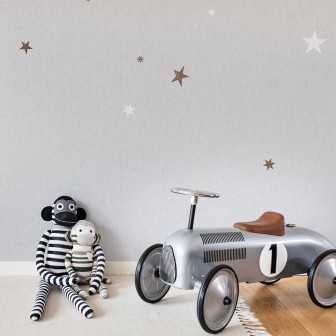 Tapet cu stele într-o cameră de copii cu jucării