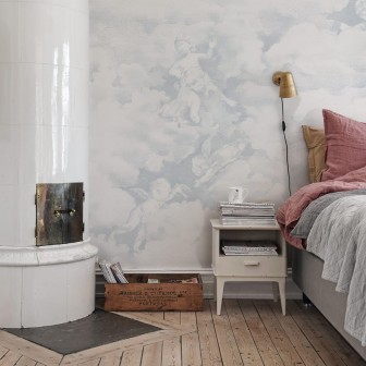 Tapet cu cherubimi in albastru pal, cu un design elegant si delicat.