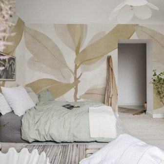 Tapet cu frunze în nuanțe de bej și maro, decorând un dormitor cu un pat cu lenjerie verde și o plantă lângă fereastră.