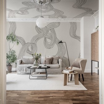 Tapet modern cu linii grafice într-un living elegant