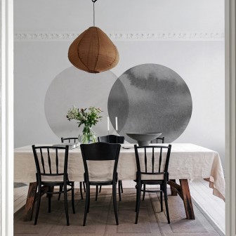 Tapet minimalist cu cercuri suprapuse in gri deschis, perfect pentru decorul modern.