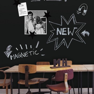 Tapet magnetic negru cu desene și notițe, într-un cadru de birou modern