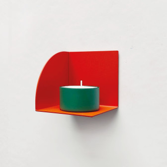 Poliță metalică magnetică roșie cu o lumânare verde