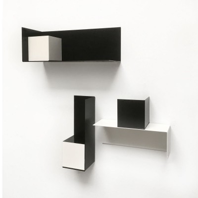 Poliță metalică pentru magnetic, mică, neagră, design minimalist.