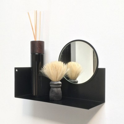 Poliță metalică neagră cu accesorii pe tapet magnetic