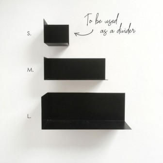 Poliță metalică pentru magnetic, mică, neagră, design minimalist.