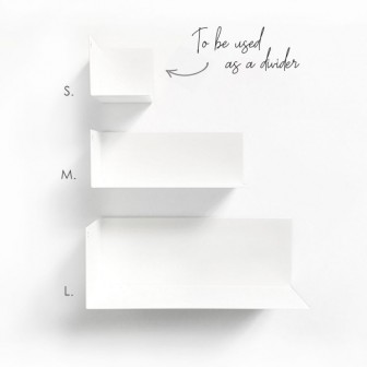 Poliță metalică albă pe tapet magnetic, cu obiecte decorative