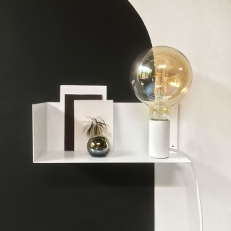 Poliță metalică albă pe tapet magnetic, cu obiecte decorative