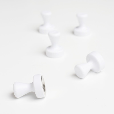 Magnet alb in forma de pion