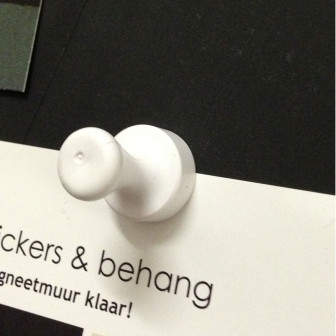 Magnet alb in forma de pion