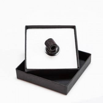 Suport magnetic pentru cretă, creion sau marker într-o cutie neagră