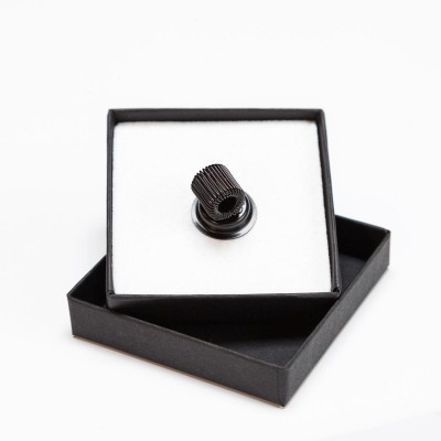 Suport magnetic pentru cretă, creion sau marker într-o cutie neagră
