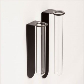 Vază magnetică sub formă de eprubetă, neagră, pe perete cu flori