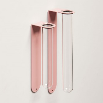 Vază magnetică roz sub formă de eprubetă cu flori