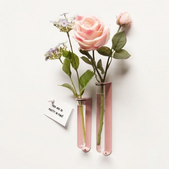 Vază magnetică roz sub formă de eprubetă cu flori