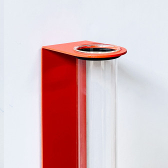 Vază magnetică roșie cu flori