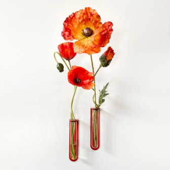 Vază magnetică roșie cu flori