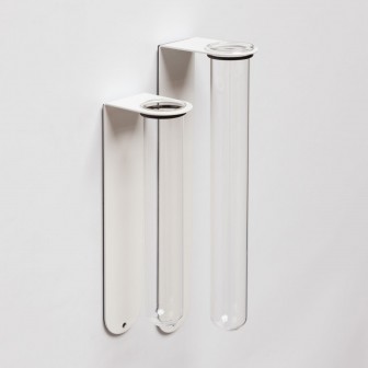 Vază magnetică, sub formă de eprubetă, albă, cu flori