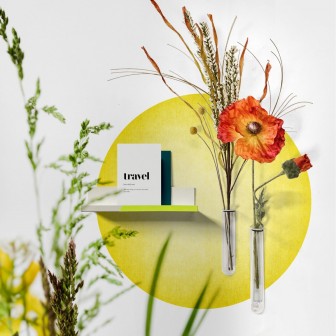 Vază magnetică sub formă de eprubetă albă cu flori