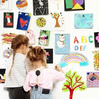 Tapet magnetic alb cu desene și creații atașate cu magneți