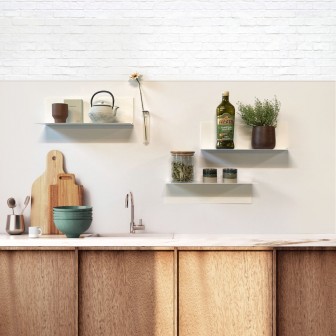 Tapet magnetic vopsibil într-o bucătărie modernă, folosit pentru decor cu elemente magnetice