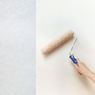 Tapet magnetic vopsibil într-o bucătărie modernă, folosit pentru decor cu elemente magnetice