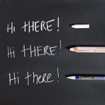 Marker universal 3 in 1 alb pe fundal negru