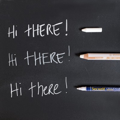 Marker universal 3 in 1 alb pe fundal negru
