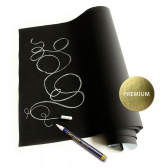 Tapet magnetic negru cu desene și notițe, într-un cadru de birou modern