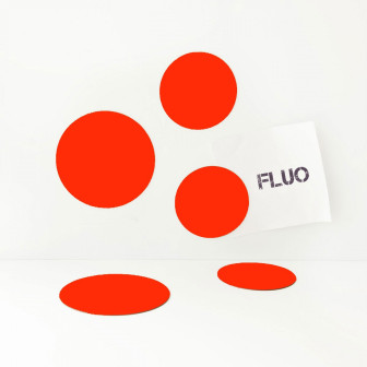 Magneți portocalii în formă circulară pe un perete alb