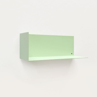 Poliță metalică verde mentă fixată magnetic pe perete, cu cărți și figurină decorativă