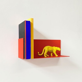 Poliță metalică roșie pentru tapet magnetic cu o figurină de leopard galben