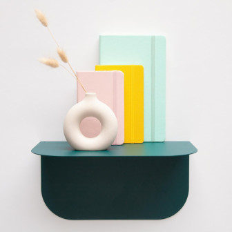 Poliță metalică petrol pentru tapet magnetic cu vază și cărți