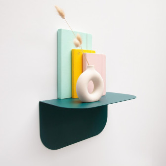 Poliță metalică petrol pentru tapet magnetic cu vază și cărți