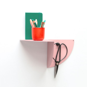 Poliță metalică magnetică roz cu accesorii de birou