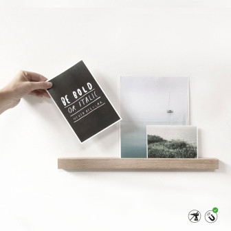 Raft magnetic din lemn de 45cm expunând fotografii și ilustrații.