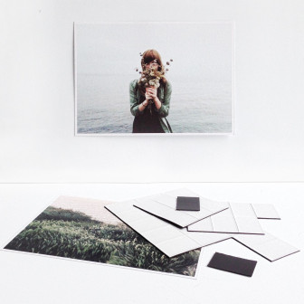 Set de 105 magneți autoadezivi care țin o fotografie