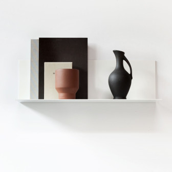 Poliță metalică albă pentru tapet magnetic cu obiecte decorative