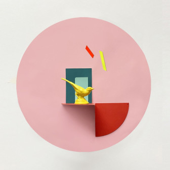 Sticker magnetic rotund, roz, decor cu pasăre galbenă