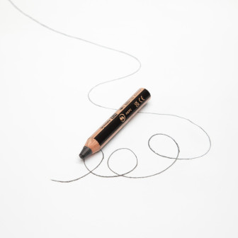 Marker universal negru desenând pe hârtie