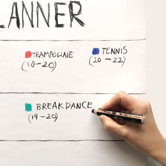 Marker universal negru desenând pe hârtie