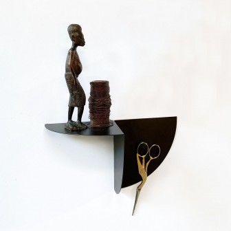 Poliță metalică neagră pentru tapet magnetic cu obiecte decorative