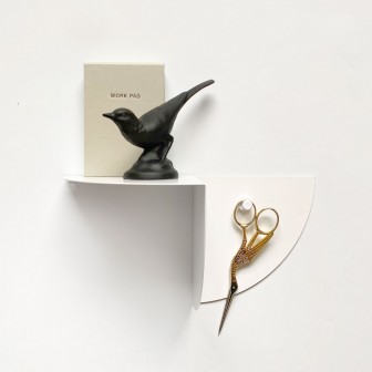 Poliță metalică albă pentru tapet magnetic cu obiecte decorative