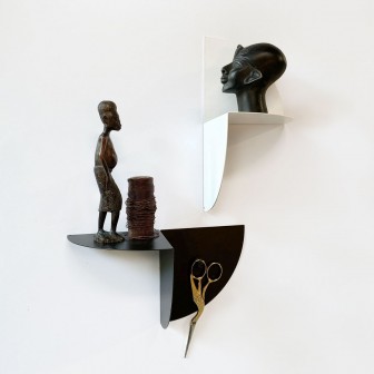 Poliță metalică neagră pentru tapet magnetic cu obiecte decorative