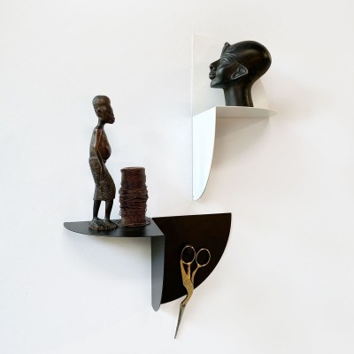 Poliță metalică neagră pentru tapet magnetic cu obiecte decorative